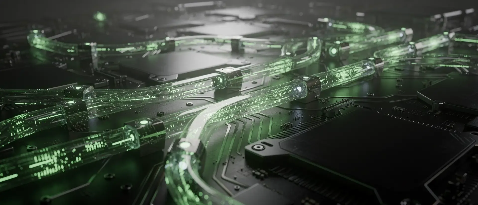 Makroaufnahme einer futuristischen Platine mit leuchtend neongrünen Datenströmen in kristallinen Leitungen auf dunklem, metallischem Untergrund.