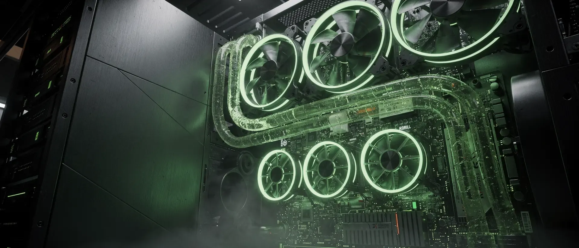 Futuristische Cyberpunk-Computerarchitektur mit dunkel gebürstetem Metall, leuchtend neongrünen Flüssigkeitskühlungen und detailreichen Mikrochips.